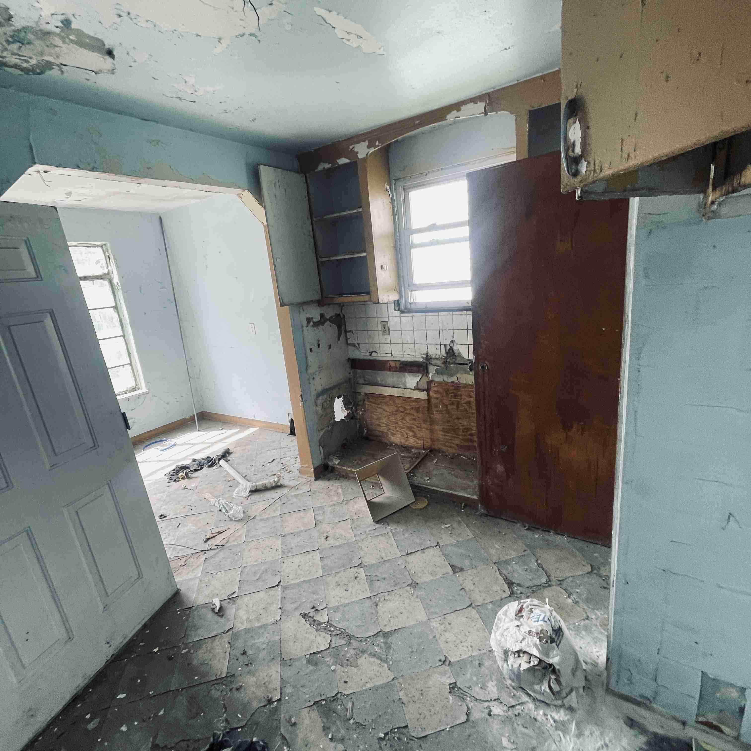 19220 Albany St (28).jpg